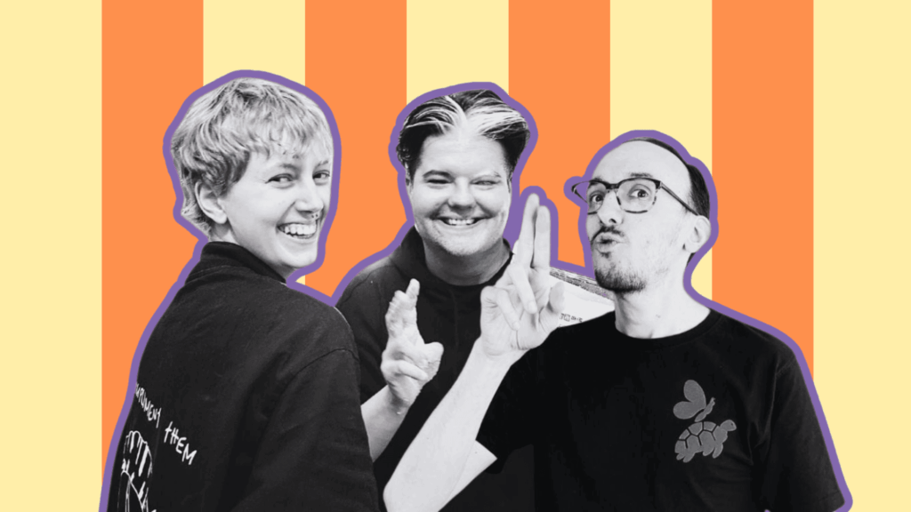 Das Bild zeigt drei fröhliche Personen im Schwarz-weiß Filter in einer Gruppen stehend. Der Hintergrund ist abwechselnd hellgelb und orange gestreift.