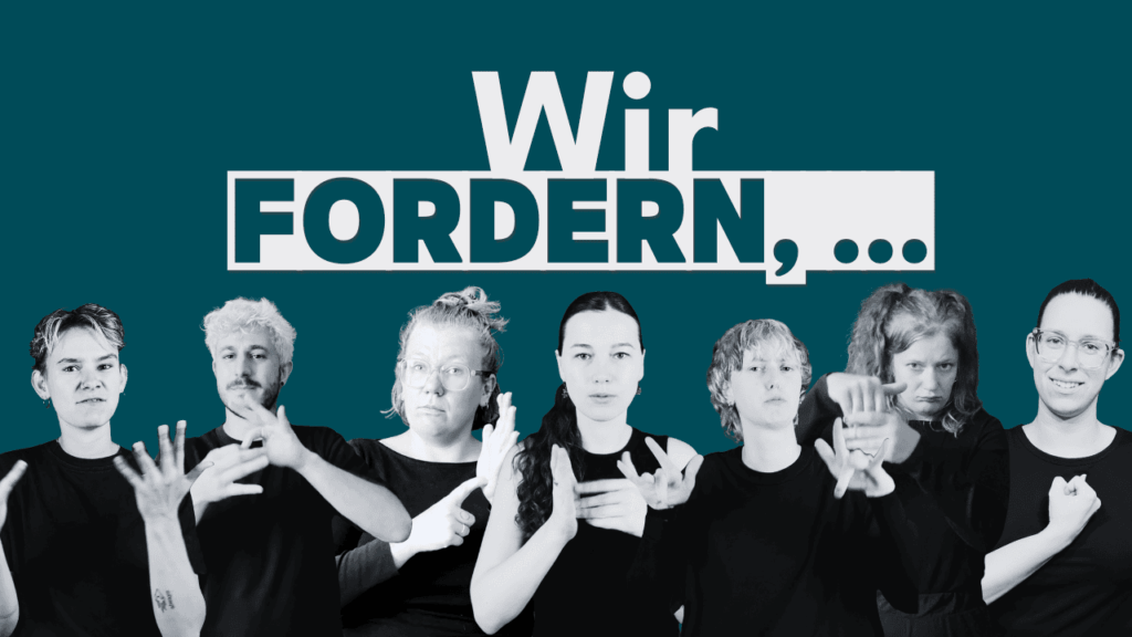 Das Bild besteht aus sieben Porträts von jungen Erwachsenen, die mit verschiedenen Gesichtsausdrücken und in unterschiedlichen Gebärden posieren. Alle tragen schwarze Oberteile. Die Personen wirken ernst und konzentriert, einige zeigen entschlossene und andere eher skeptische oder nachdenkliche Mimik. Die Gebärdensprache deutet auf eine gemeinsame Botschaft oder Forderung hin, welche durch die Ergänzungspunkte nach „Wir fordern“ angedeutet wird. Der Hintergrund ist ein einfaches, dunkles Teal, das den Fokus auf die Personen und ihre Gebärden legt. Der Text „Wir fordern…“ ist in Weiß und in Großbuchstaben gehalten und steht prominent über den Personen.