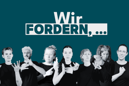 Das Bild besteht aus sieben Porträts von jungen Erwachsenen, die mit verschiedenen Gesichtsausdrücken und in unterschiedlichen Gebärden posieren. Alle tragen schwarze Oberteile. Die Personen wirken ernst und konzentriert, einige zeigen entschlossene und andere eher skeptische oder nachdenkliche Mimik. Die Gebärdensprache deutet auf eine gemeinsame Botschaft oder Forderung hin, welche durch die Ergänzungspunkte nach „Wir fordern“ angedeutet wird. Der Hintergrund ist ein einfaches, dunkles Teal, das den Fokus auf die Personen und ihre Gebärden legt. Der Text „Wir fordern…“ ist in Weiß und in Großbuchstaben gehalten und steht prominent über den Personen.