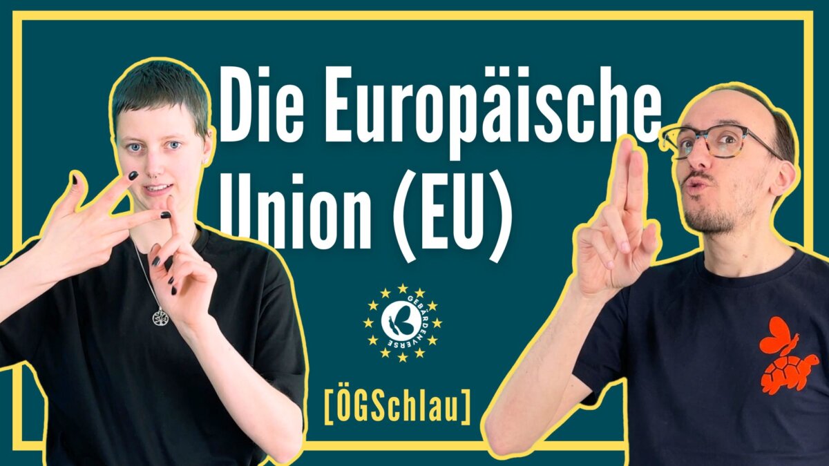 Der Hintergrund ist ein dunkles Türkis. Auf weißer Schrift steht "Die Europäische Union (EU)" und darunter in gelber Schrift "ÖGSchlau". Rechts schaut Franz aus der Ecke heraus und hält mit seiner Hand den Buchstaben "U" in die Höhe. Links steht Soph und hält mit rechter Hand eine 3 in die Höhe und tippt mit linker Zeigefinger auf den dritten Finger. Beide sind weiße Personen und tragen dunkle Shirts. Franz trägt eine Brille. 