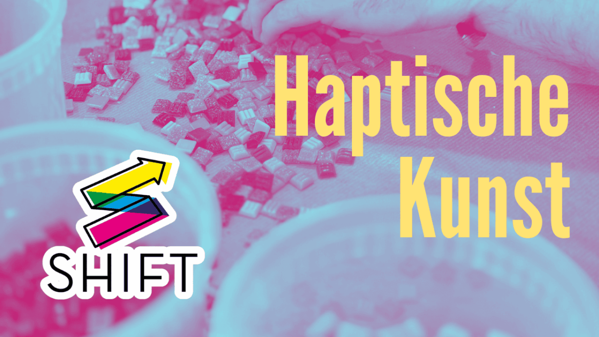 Das Bild zeigt einen Nahaufnahme von Händen, die kleine, farbige Mosaikfliesen auf einer Oberfläche verteilen. Die Fliesen sind in verschiedenen Farben und Formen vorhanden. Die Farben sind hauptsächlich Rot-, Rosa- und Weißtöne, mit einigen glitzernden Akzenten. Die Oberfläche, auf der die Fliesen liegen, ist leicht unscharf. Im Hintergrund sind verschwommene Behälter mit weiteren Mosaikfliesen zu sehen. Der allgemeine Farbton des Bildes ist ein pastellartiges Rosa und Lila. Im Vordergrund ist ein Logo mit dem Wort 