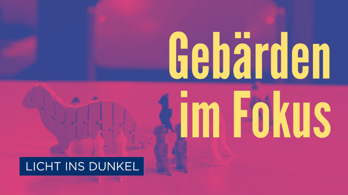 Das Bild zeigt eine Szene mit kleinen Figuren, die vor einem größeren, aus einzelnen Teilen zusammengesetzten Holztier stehen. Im Vordergrund steht der Slogan „Gebärden im Fokus“ in gelber Schrift auf einem rosa-violetten Hintergrund. Unten links ist der Text „Licht ins Dunkel“ zu sehen.
