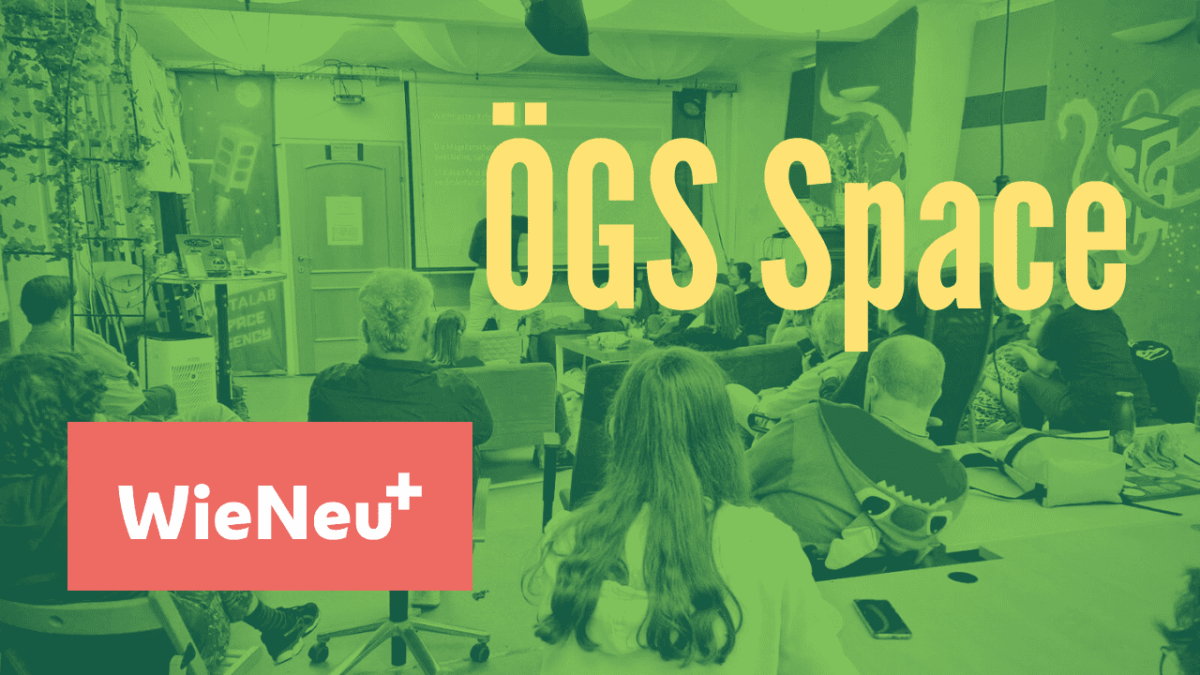Das Bild zeigt eine Gruppe von Menschen, die in einem Raum sitzen, der als „ÖGS Space“ bezeichnet wird. Die Szene ist in Grün- und Gelbtönen gehalten. Im Vordergrund ist ein Logo mit der Aufschrift „WieNeu+“ zu sehen. Im Hintergrund ist eine Leinwand an der Wand, auf der etwas präsentiert wird.