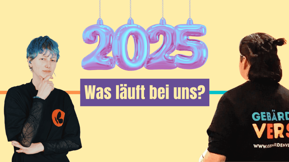 Im Bild sind zwei Personen abgebildet, eine mit blau gefärbten Haaren, die nachdenklich mit der Hand am Kinn sitzt, und eine Person mit dunklen Haaren, die mit dem Rücken zur Kamera steht und ein schwarzes T-Shirt mit dem Aufdruck „Gebärden Verse“ trägt. Über ihnen hängen auf Ketten aufgehängte, aufblasbare Zahlen, die „2025“ bilden. Die Farben der Zahlen sind ein pastellartiges Lila/Blau. Der Hintergrund ist ein hellgelber Farbton. Unter den aufblasbaren Zahlen steht in einem dunkelvioletten Balken der Text „Was läuft bei uns?“.